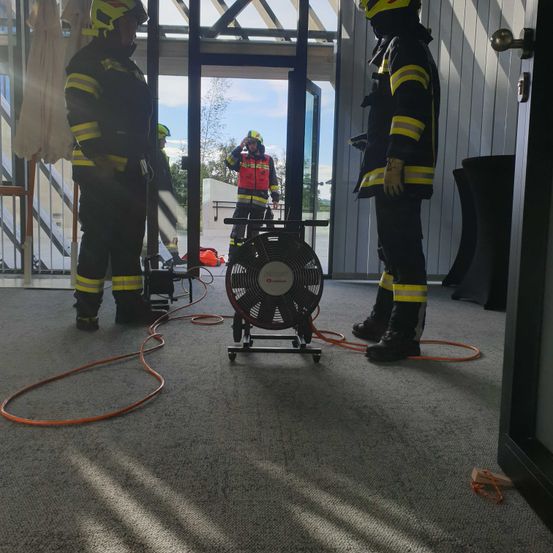 Bild enthält, Helmet, Clothing, Glove, Adult, Male, Man, Person, Footwear, Shoe, Worker