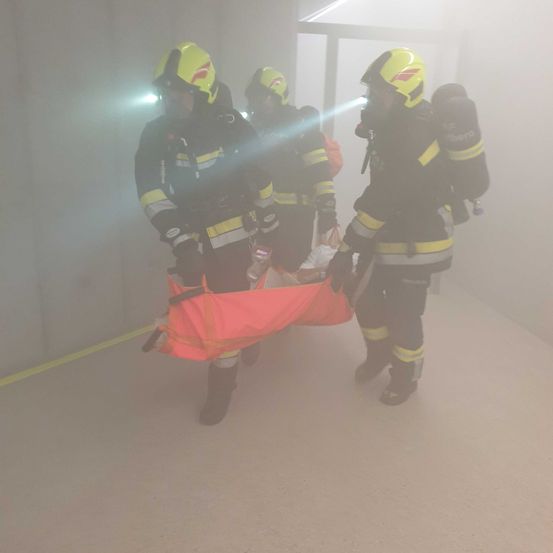 Bild enthält, Person, Adult, Male, Man, Helmet, Rescue, Stretcher