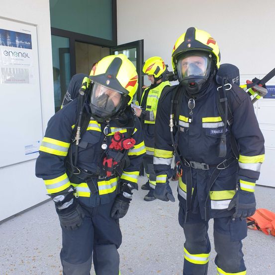 Bild enthält, Helmet, Adult, Male, Man, Person, Glove, Fireman, Face, White Board