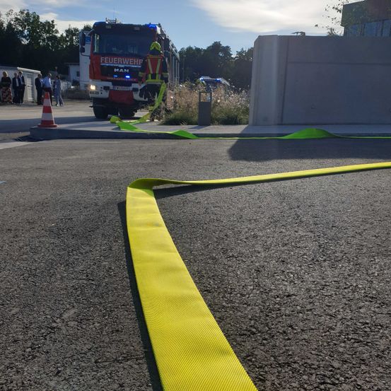 Bild enthält, Shoe, Person, Helmet, Vehicle, Handbag, Truck, Fire Truck, Bus