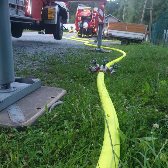 Bild enthält, Person, Handbag, Wheel, Hose, Vehicle, Shoe, Truck, Fire Truck