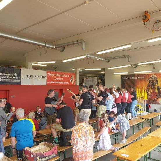 Bild enthält, Cafeteria, Indoors, Restaurant, People, Person, Adult, Male, Man, Child, Girl