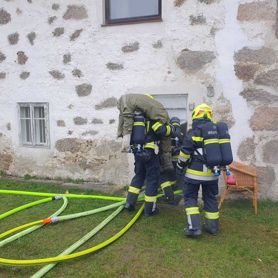 Bild enthält, Adult, Male, Man, Person, Helmet, Footwear, Shoe
