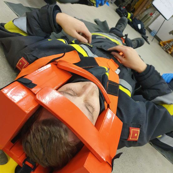 Bild enthält, Glove, Vest, Lifejacket, Boy, Child, Male, Person