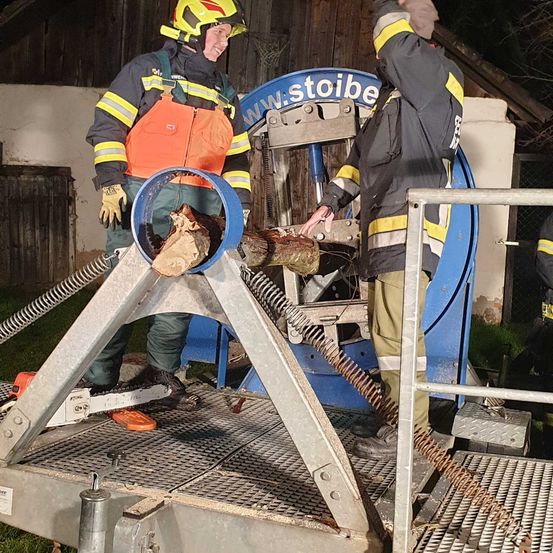 Bild enthält, Person, Worker, Clothing, Glove, Helmet, Adult, Male, Man