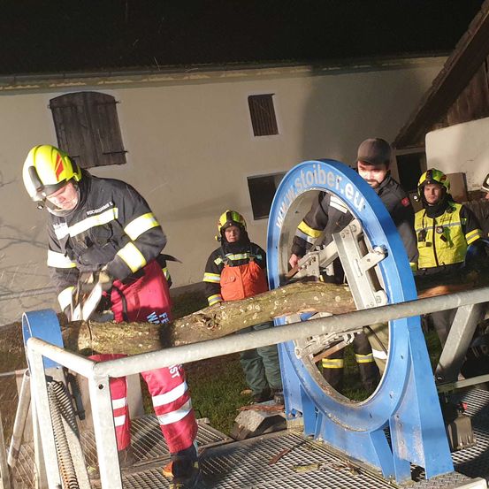 Bild enthält, Person, Worker, Helmet, Adult, Male, Man, Handbag, Rescue, Glove