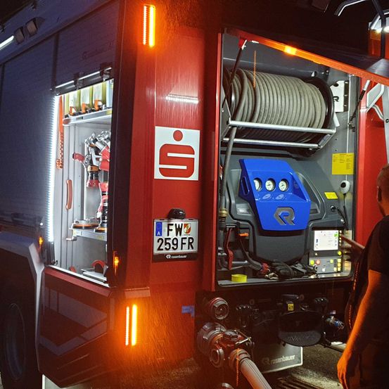 Bild enthält, Helmet, Adult, Male, Man, Person, Vehicle, Truck, Gas Pump