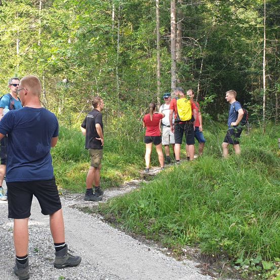 Bild enthält, Person, Walking, Path, Trail, Hiking, Vegetation, Bench, Shoe, Hat, Man