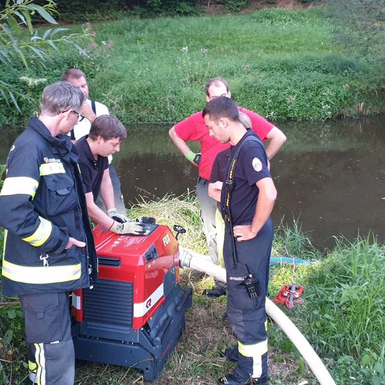 Bild enthält, Nature, Outdoors, Pond, Grass, Glove, Vegetation, Adult, Male, Man, Person