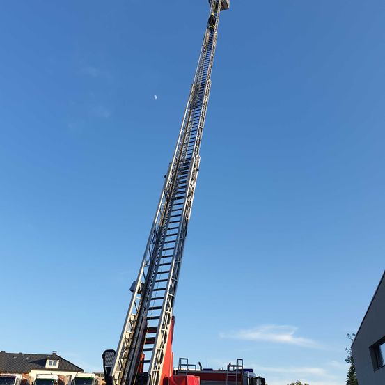 Bild enthält, Person, Fire Truck, Truck, Vehicle, Accessories, Glasses, Bus, Car