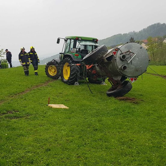 Bild enthält, Grass, Lawn, Helmet, Person, Glove, Worker, Outdoors, Field, Nature, Handbag