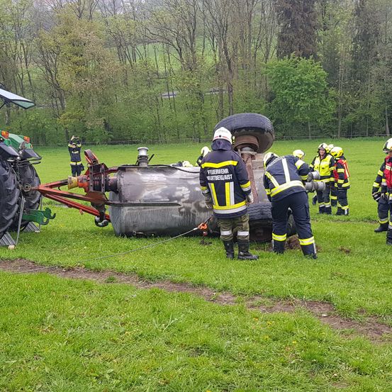 Bild enthält, Helmet, Person, Wheel, Glove, Grass, Worker, Shoe, Outdoors