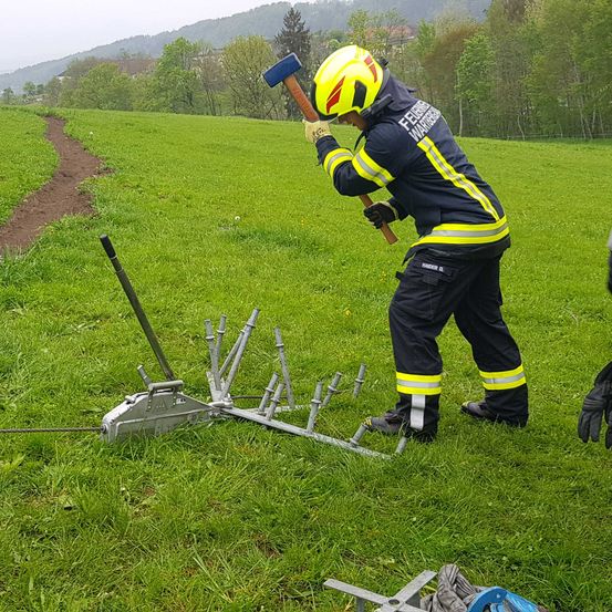 Bild enthält, Glove, Helmet, Turret, Axe, Hammer, Grass