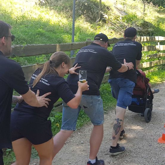 Bild enthält, Adult, Male, Man, Person, Female, Woman, Path, Shorts, Bag, Shoe