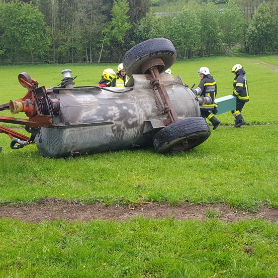 Bild enthält, Grass, Lawn, Wheel, Person, Helmet, Field, Outdoors, Hardhat, Tire, Nature