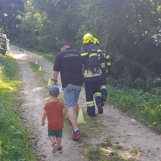 Bild enthält, Person, Walking, Path, Nature, Outdoors, Trail, Vegetation, Helmet, Woodland, Shoe