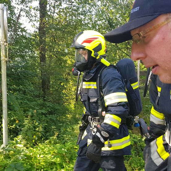 Bild enthält, Helmet, Adult, Male, Man, Person, Accessories, Glasses, Fireman