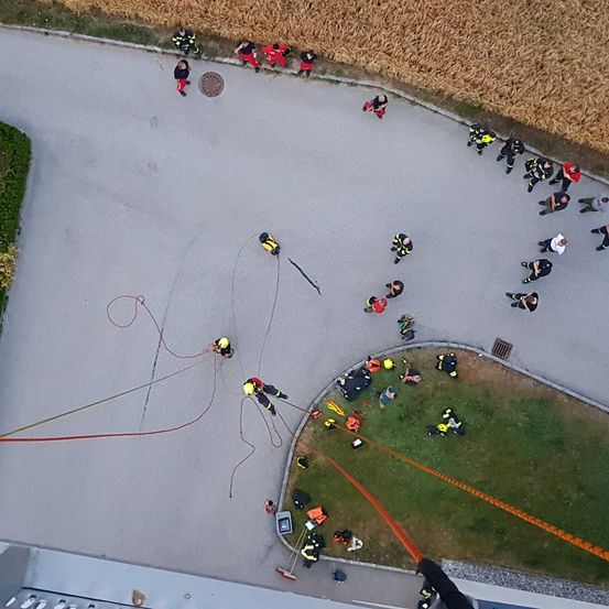 Bild enthält, Road, Outdoors, Motorcycle, Transportation, Vehicle, Person, Aerial View, Arrow, Weapon