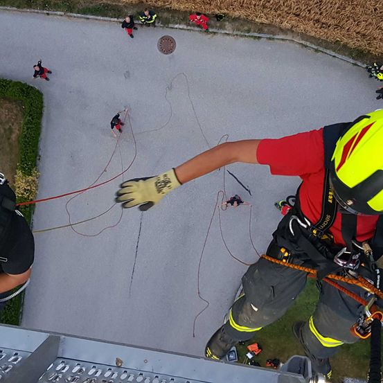 Bild enthält, Person, Worker, Glove, Helmet, Motorcycle, Adult, Male, Man, Boy, Child