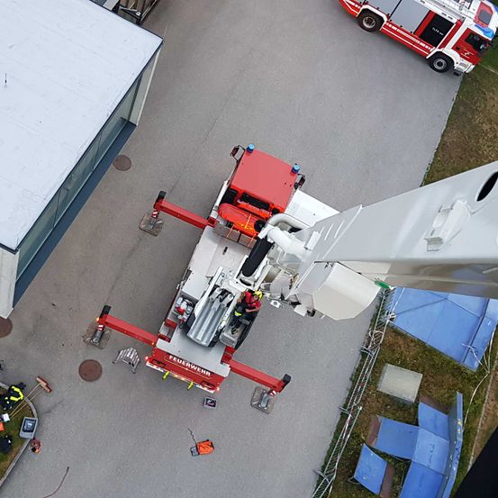 Bild enthält, Outdoors, Transportation, Vehicle, Person, Truck, Fire Truck