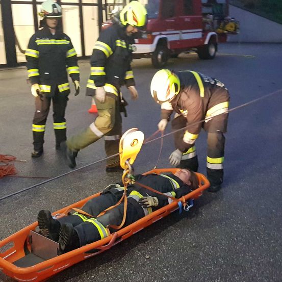 Bild enthält, Helmet, Glove, Adult, Male, Man, Person, Shoe, Boy, Child, Rescue