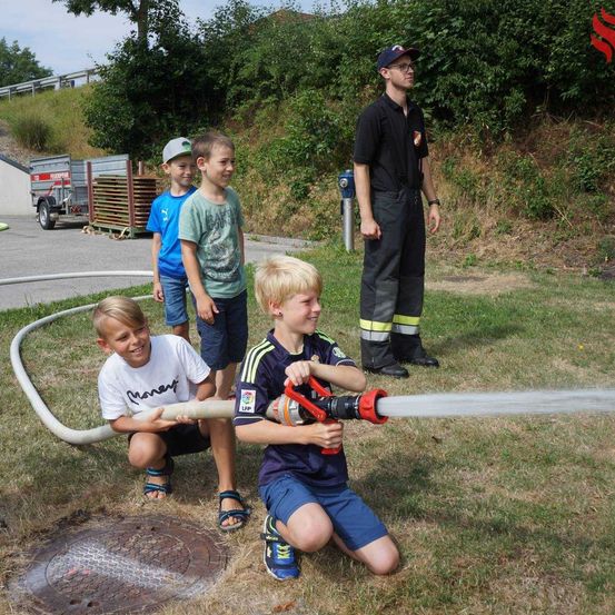 Bild enthält, Grass, Person, Portrait, Vegetation, Pants, Boy, Child, Male, Sword, Backyard