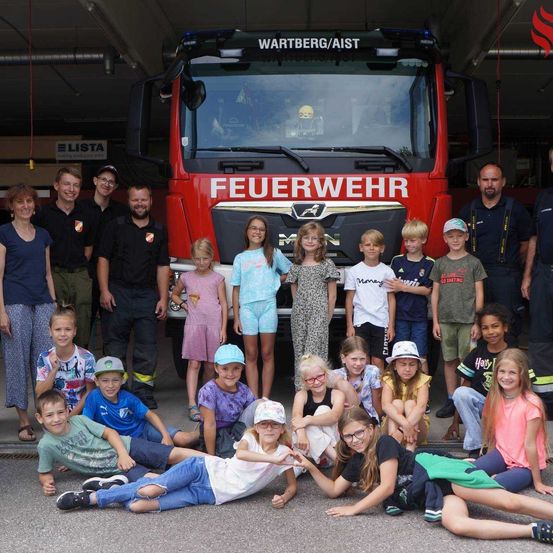 Bild enthält, People, Person, Adult, Male, Man, Child, Female, Girl, Boy, Shorts