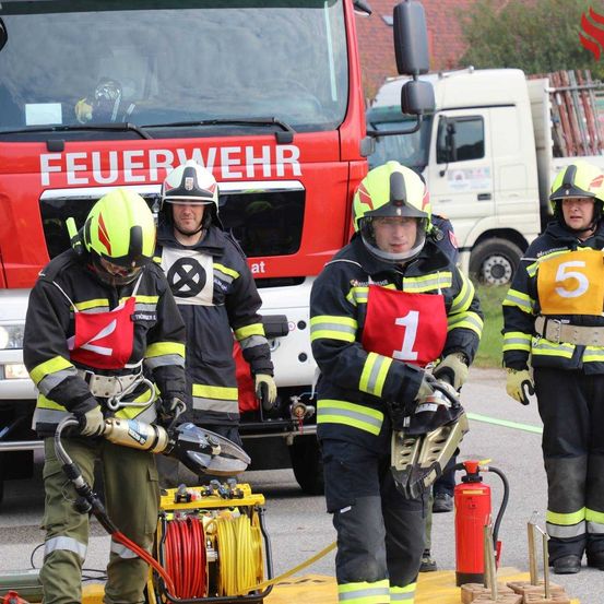 Bild enthält, Glove, Helmet, Adult, Male, Man, Person, Face, Head, Shoe