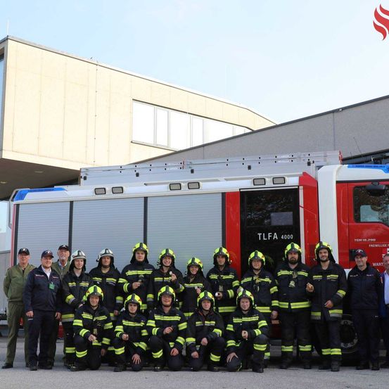 Bild enthält, Person, People, Fire Truck, Truck, Vehicle, Fire Station, Shoe, Car, Bus