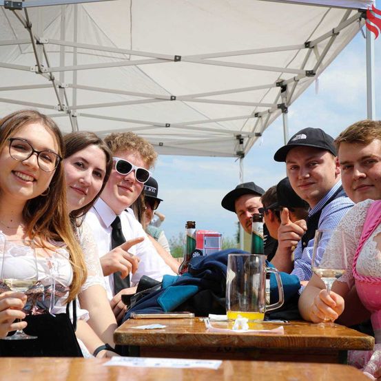 Bild enthält, Sunglasses, Adult, Bride, Female, Person, Woman, Male, Man, Glasses, Party