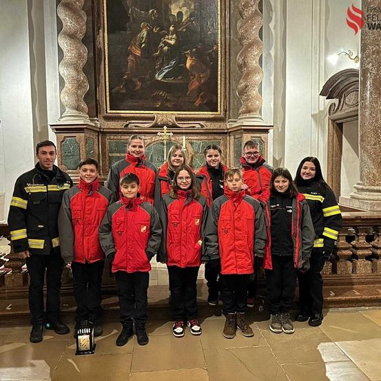 Bild enthält, People, Person, Coat, Jacket, Groupshot, Adult, Male, Man, Boy, Child