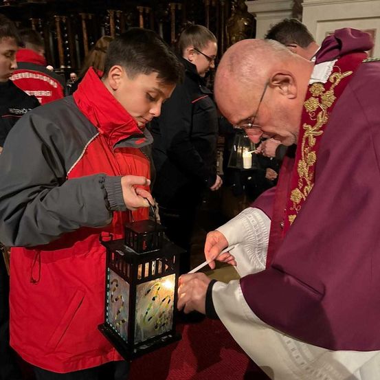 Bild enthält, Adult, Male, Man, Person, Boy, Child, Face, Head, Glasses, Candle