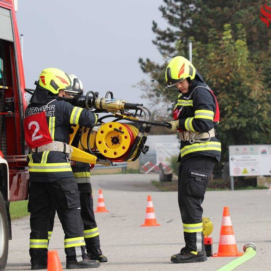 Bild enthält, Helmet, Wheel, Adult, Male, Man, Person, Sword, Face, Truck, Glove