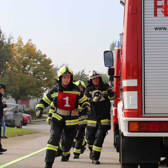 Bild enthält, Adult, Male, Man, Person, Glove, Helmet, Truck, Car, Shoe, Fireman
