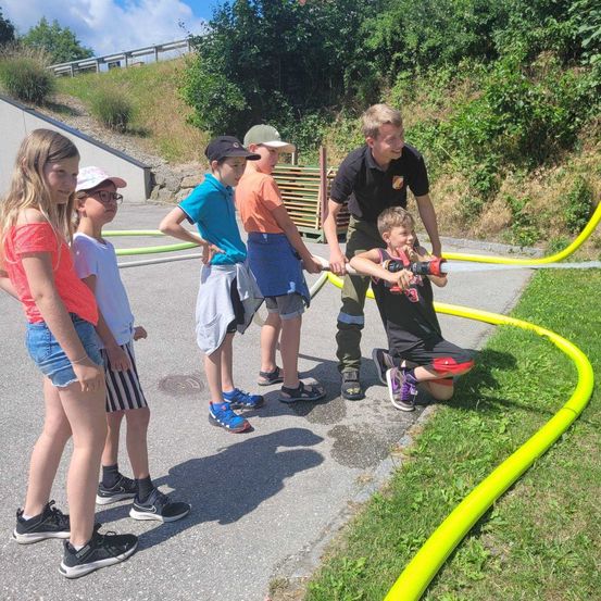 Bild enthält, Female, Girl, Person, Teen, Shorts, People, Boy, Child, Male, Skirt