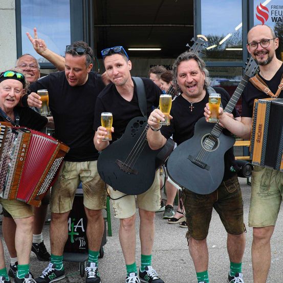 Bild enthält, Shorts, Beer, Adult, Male, Man, Person, Portrait, People, Shoe, Guitar