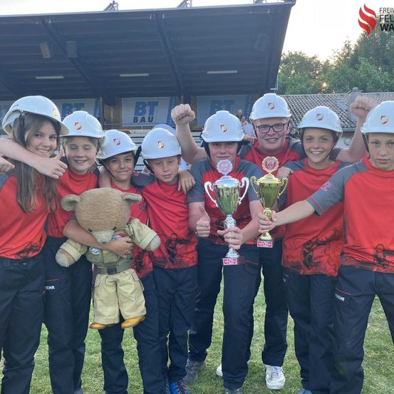 Bild enthält, Hardhat, Helmet, People, Person, Face, Portrait, Pants, Boy, Child, Male