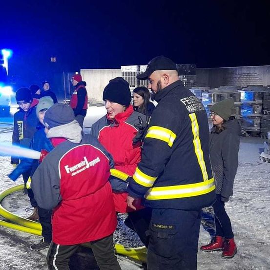 Bild enthält, Adult, Male, Man, Person, Face, Clothing, Coat