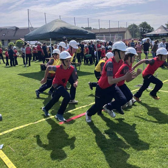 Bild enthält, People, Person, Boy, Child, Male, Helmet, Adult, Man, Shoe, Playing American Football
