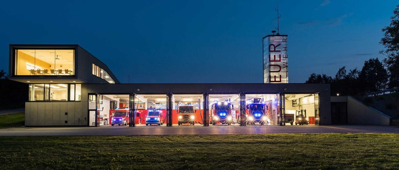 Bild enthält, Transportation, Truck, Vehicle, Fire Station, Fire Truck, Railway, Train