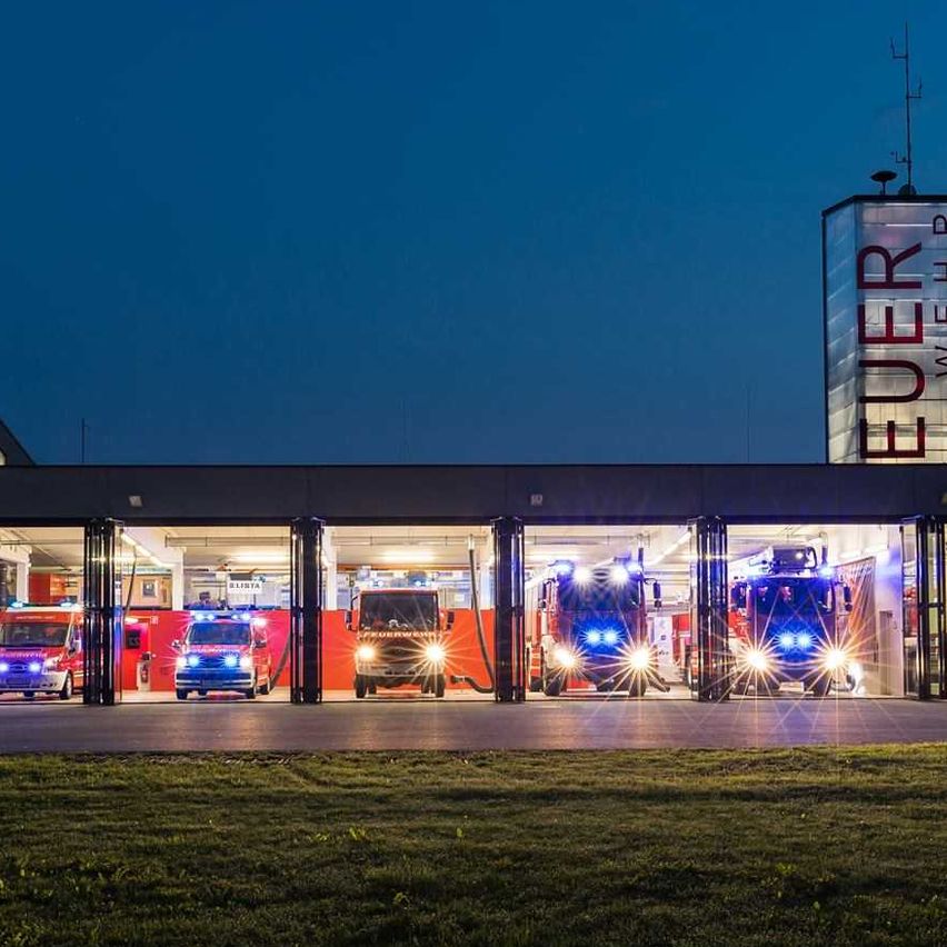 Bild enthält, Transportation, Truck, Vehicle, Fire Station, Fire Truck, Railway, Train