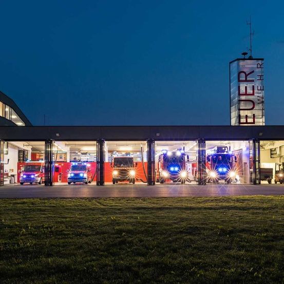 Bild enthält, Transportation, Truck, Vehicle, Fire Station, Fire Truck, Railway, Train