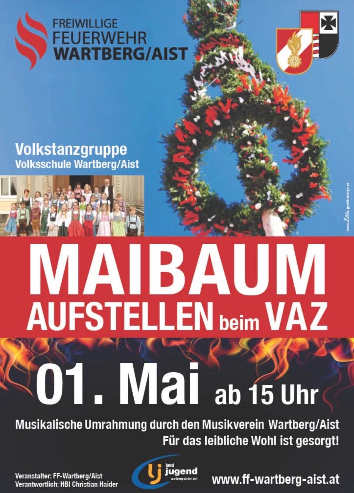 Ein Plakat für eine Maibaumaufstellung zeigt einen Kranz und eine Gruppe von Kindern in traditioneller Kleidung. Die Veranstaltung wird von der Volksschule Wartberg/Aist am 1. Mai ab 15 Uhr ausgerichtet.