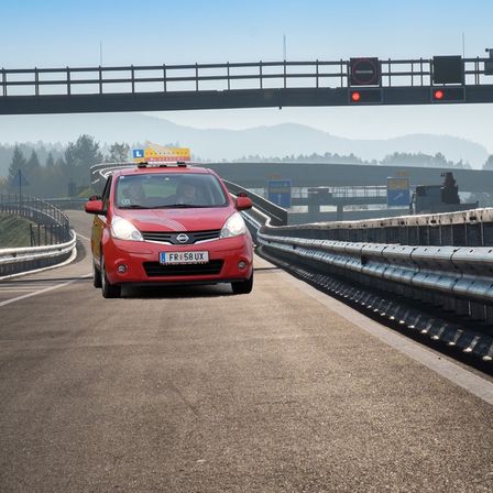 Bild enthält, Road, Freeway, Car, Transportation, Vehicle, Highway, Person, Tarmac, Overpass, Road Sign