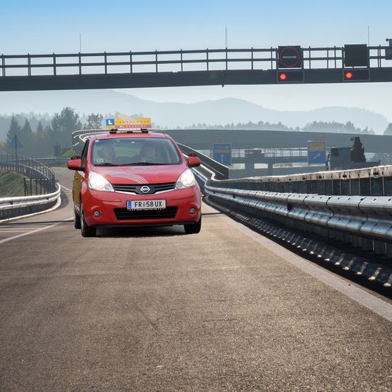 Bild enthält, Road, Freeway, Car, Transportation, Vehicle, Highway, Person, Tarmac, Overpass, Road Sign