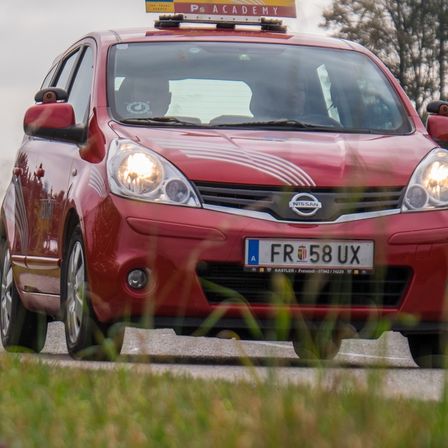 Bild enthält, Car, Transportation, Vehicle, Person, Machine, Spoke, Wheel, Bumper, Alloy Wheel, Tire