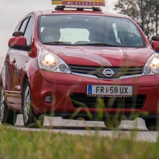 Bild enthält, Car, Transportation, Vehicle, Person, Machine, Spoke, Wheel, Bumper, Alloy Wheel, Tire