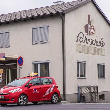 Bild enthält, Car, Transportation, Vehicle, Machine, Wheel, Person, License Plate