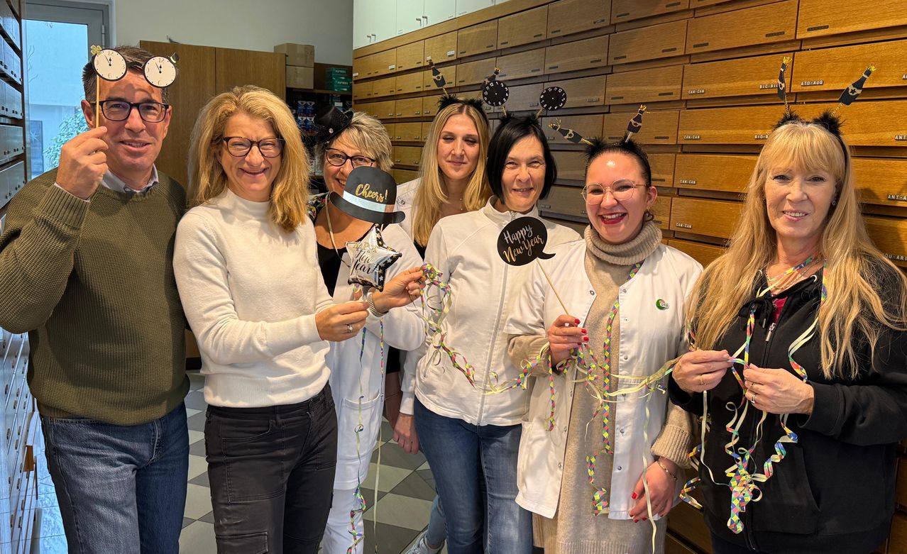 Bild enthält, Adult, Female, Person, Woman, People, Jeans, Pants, Male, Man, Finger