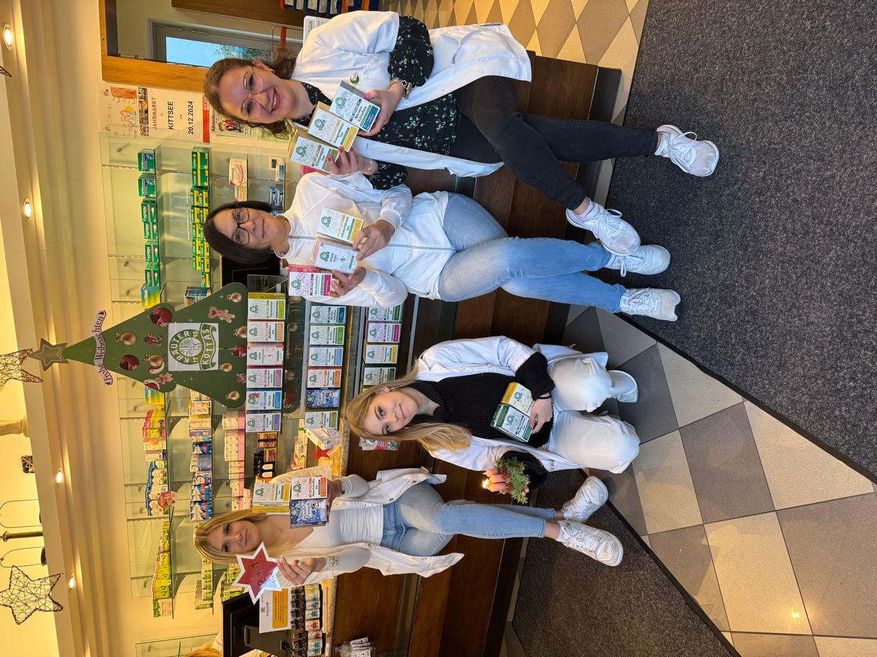 Bild enthält, Floor, Pants, People, Person, Flooring, Indoors, Restaurant, Shoe, Face, Food Court